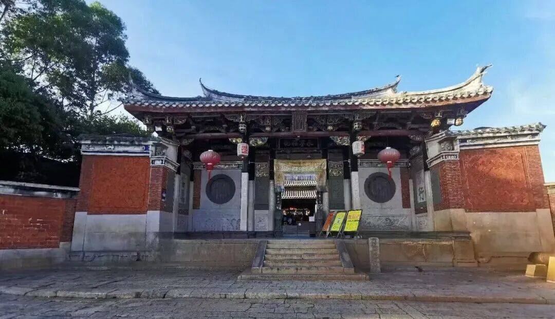 AG真人国际官方网站冷门民俗变身文旅顶流：蟳埔“簪花筵”：一朵花撬动八大产业。(图3)