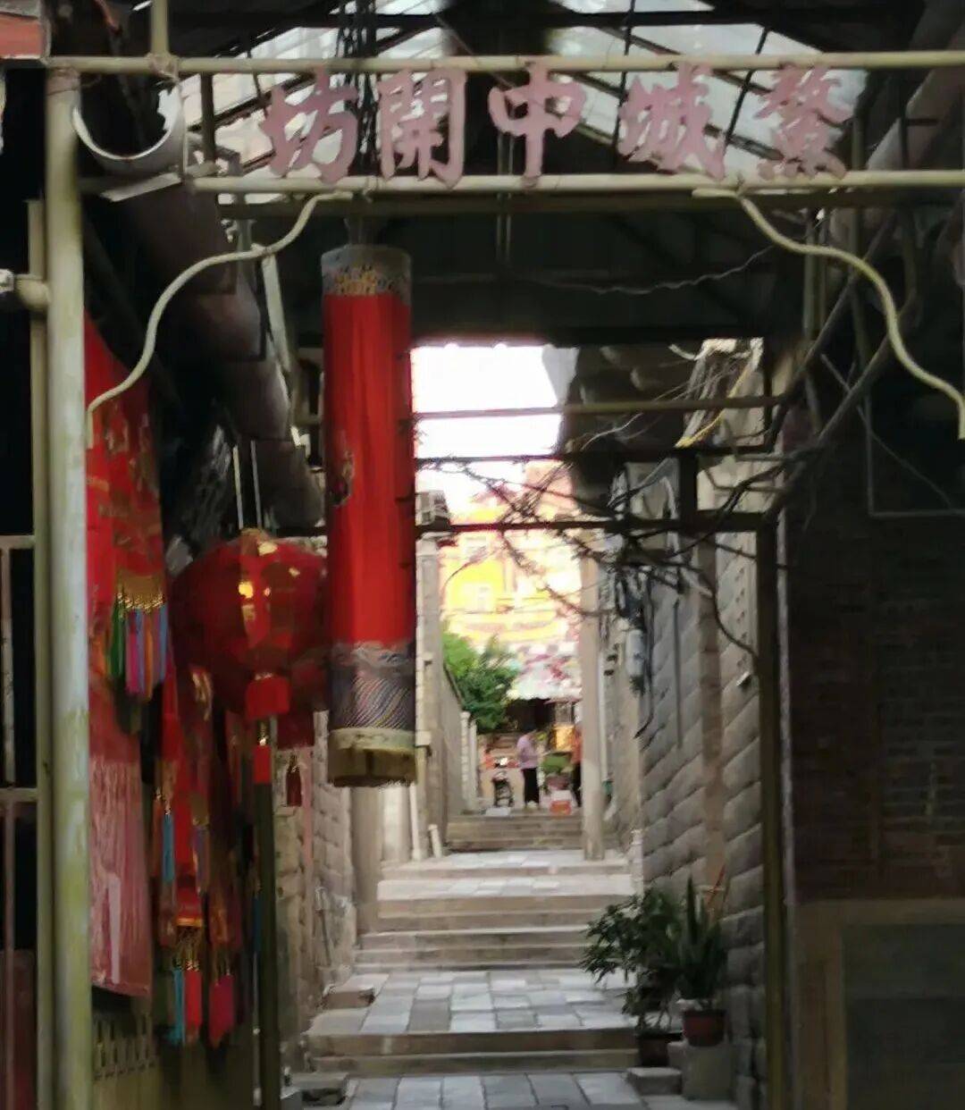 AG真人国际官方网站冷门民俗变身文旅顶流：蟳埔“簪花筵”：一朵花撬动八大产业。(图4)